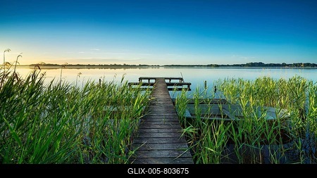 Morning atmosphere at the Schaalsee, wooden footbridge in the reeds, biosphere reserve Schaalsee, Mecklenburg-Western Pomerania, Germany-stock-foto
