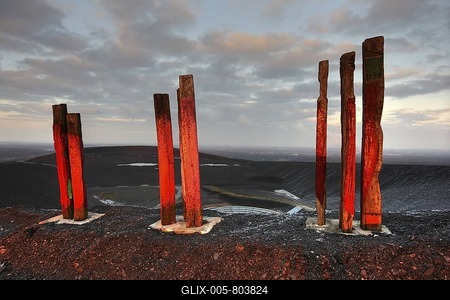 "Totems, " installation art piece built from over 100 railroad ties by Basque artist Agustín Ibarrola on mining waste heaps near Bottrop, North Rhine-Westphalia, Germany, Europe-stock-foto