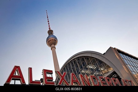 Alexanderplatz S-Bahn station with the Berlin TV tower in the evening, Berlin Mitte, Berlin, Germany-stock-foto