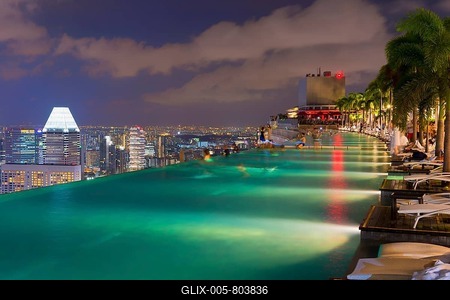 Downtown central financial district at night viewed from the Infinity pool of the Marina Bay Sands, Singapore-stock-foto
