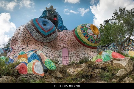 Colorful sculpture, female figure formed like a house, in the Giardino dei Tarocchi or Garden of the Tarot, by Niki de Saint Phalle and Jean Tinguely, in Capalbio, Province of Grosseto, Tuscany, Italy-stock-foto