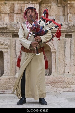 Local man with bagpipes, Gerasa, Jerash, Jordan, Middle East-stock-foto