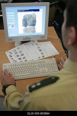 DEU, Germany, Muenster, 28.09.05 : Live Fingerprint scanning by the police.Presented on the international police fair and trade show IPOMEX. |-stock-foto