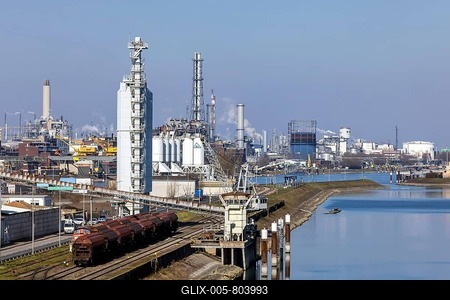 BASF plant, production building and smoking chimneys. Ludwigshafen on the Rhine, Rhineland-Palatinate, Germany-stock-foto