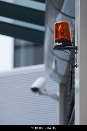 Alarm system, orange flashing light, with a surveillance camera on a house wall, Frankfurt, Hesse, Germany-stock-foto