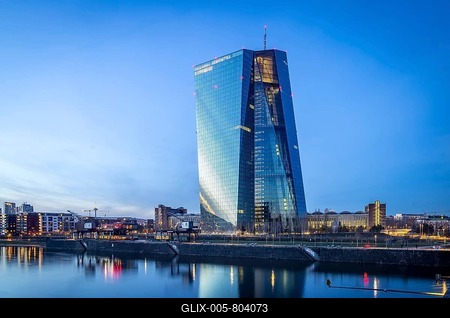 The European Central Bank, ECB, The fa軋de is reflected in the Main River in the evening, Frankfurt am Main, Hesse, Germany-stock-foto