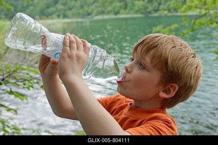 Boy drinks water from a plastic bottle, Plitvice Lakes National Park, Croatia-stock-foto