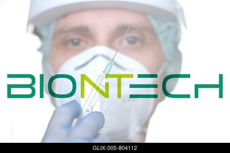 Symbol image Corona vaccine from BIONTECH, man with syringe, corona crisis, Baden-Württemberg, Germany-stock-foto