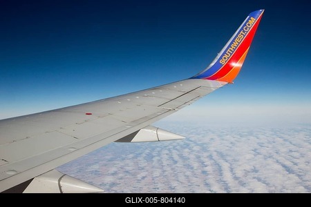 A Southwest Airlines plane flies above Nebraska, USA-stock-foto