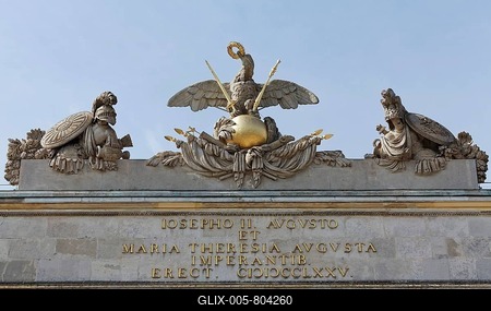 Inscription, Josef II and Maria Theresa, imperial eagle on globe with sceptre, sword and crown, portal, Gloriette, Schönbrunn Palace, Hietzing, Vienna, Austria-stock-foto