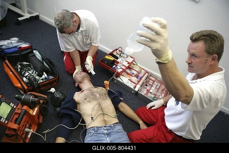 DEU Germany : Rescue paramedics in a private home attempt at resuscitation after a cardiac arrest. Training situation. |-stock-foto