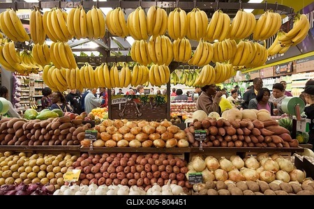 Potatoes, onions and bananas at a whole foods supermarket, Detroit, Michigan, United States-stock-foto