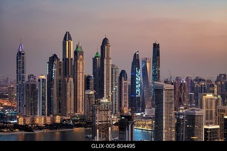 View of the skyline with Princess Tower, Elite Residence, luxury yacht OPERA owned by Sheikh Mansour bin Zayed Al Nahyan from the ruling family of the Emirate of Dubai, anchored in front of EMAAR Beachfront, Logo, DAMAC, evening mood, Dubai Marina, Dubai, United Arab Emirates, VAR-stock-foto