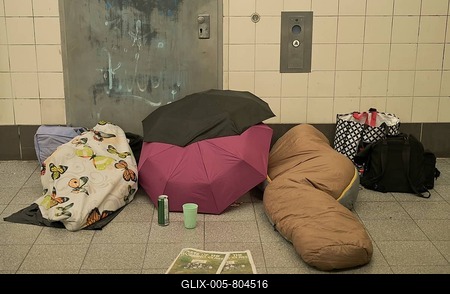 Homeless people, underground station, Wedding, Berlin, Germany-stock-foto