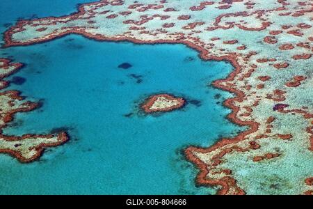 Aerial view of heart-shaped Heart Reef, part of the Great Barrier Reef of the Whitsundays in the Coral sea, Queensland, Australia-stock-foto