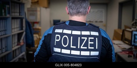 Police officer in office, back view, surrounded by files and computers, symbolic image search, Germany-stock-foto