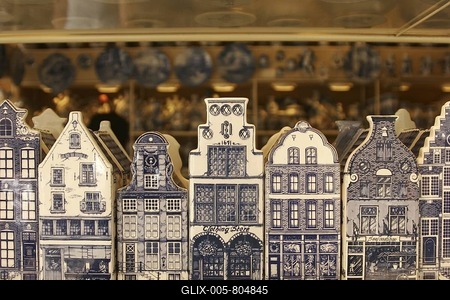Typical dutch houses made of pottery as souvenirs from Delft . Delftware , or Delft pottery , is traditional blue and white pottery, Delft , the Netherlands-stock-foto