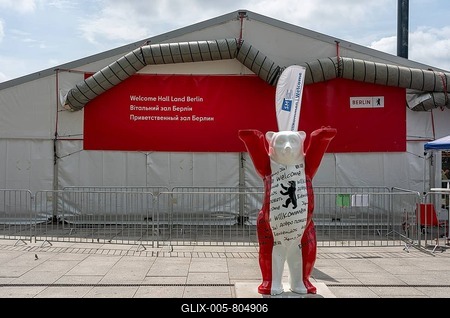 Welcome Hall for refugees from Ukraine in front of Berlin Central Station, Germany-stock-foto