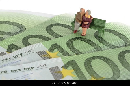 Figures of two seniors sitting on Euro banknotes, symbolic image for pension plan, retirement-stock-foto