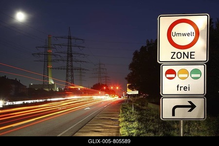Low Emission Zone information sign at B224, Gladbecker Street, Bottrop, North Rhine-Westphalia, Germany, Europe-stock-foto