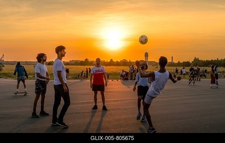 Football, Evening, Leisure, Tempelhofer Feld, Sunset, Tempelhof, Tempelhof-Schöneberg, Berlin, Germany +++ NO MODEL RELEASE!-stock-foto