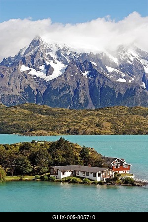 Lodge Hosteria Pehoe on Lake Pehoe, Torres del Paine National Park, Patagonia, Chile, South America-stock-foto