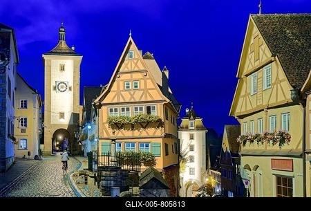 Plönlein and the Spitalgasse with the Siebersturm in the old town centre of Rothenburg ob der Tauber in the evening. Rothenburg, Bavaria, Germany-stock-foto
