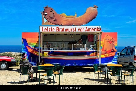 Food stand, Letzte Bratwurst vor Amerika, last sausage before America, Cape St. Vincent, Cabo de São Vicente, Algarve, Portugal-stock-foto