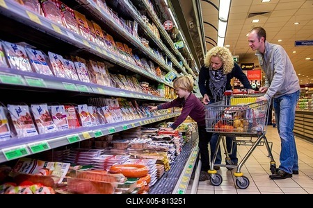 Family shopping with a shopping trolley in the refrigerated section of a supermarket with packed meat, Germany-stock-foto
