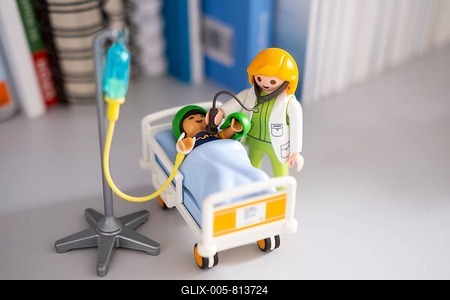 A Playmobil doctor examines a patient with a stethoscope-stock-foto