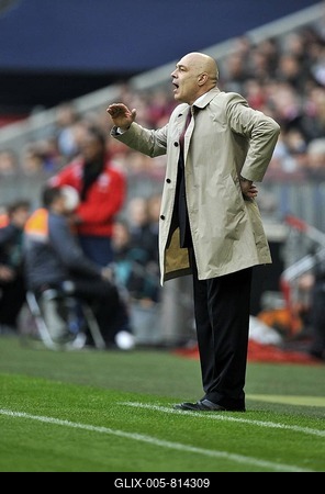 Coach, Christian Gross, VfB Stuttgart, gesturing from the sideline, Allianz Arena, Munich, Bavaria, Germany, Europe-stock-foto