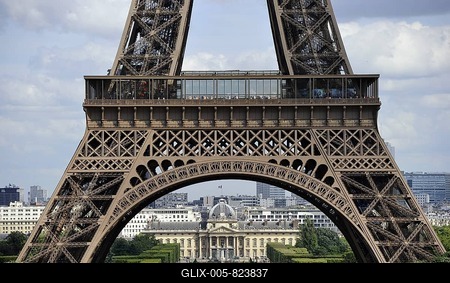 Lower terrace of the Eiffel Tower, Tour Eiffel, with Champ de Mars and the Ecole Militaire, Military School, at back, Paris, France, Europe, PublicGround-stock-foto