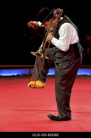 Clown playing a trombone, Hector Rossi of Les Rossyann, Circus Krone, Munich, Bavaria, Germany, Europe-stock-foto