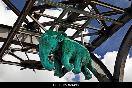 Elephant sculpture on an arch of the Wuppertal suspension railway, artist Jörg Mazur, LVR Industrial Museum, Oberhausen, Germany-stock-foto