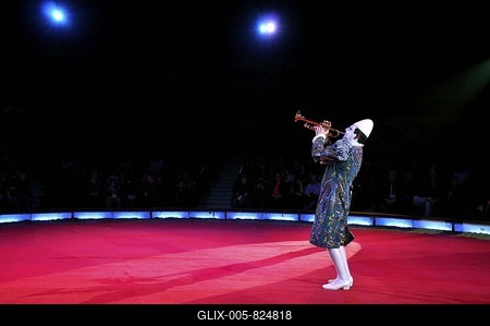 Clown playing a trumpet, Yann Rossi of Les Rossyann, Circus Krone, Munich, Bavaria, Germany, Europe-stock-foto