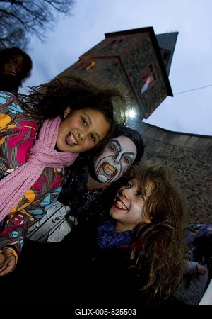Traditional Halloween spectacle in the castle Frankenstein. A vampire frightening a girl, castle Frankenstein, Hesse, Germany.-stock-foto