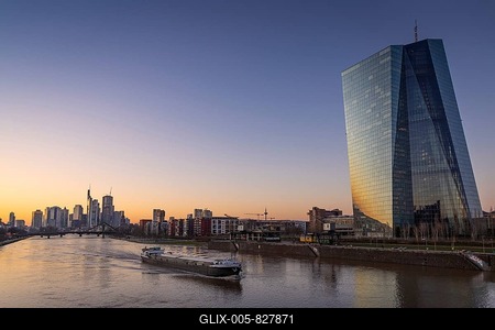 A ship sails past the European Central Bank (ECB) on the Main River in the evening, Frankfurt am Main, Hesse, Germany-stock-foto