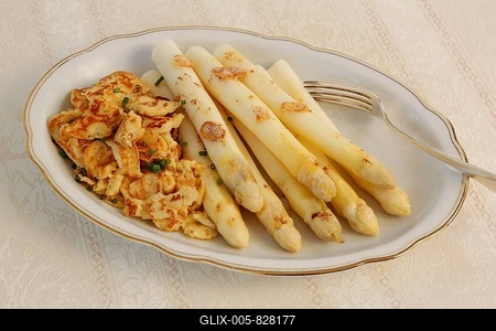 Baden cuisine, asparagus with crate, "Flädle", pancakes made of potato dough torn into pieces with white asparagus, vegetables, healthy, hearty, from the pan, vegetarian, typically Baden, traditional cuisine, serving platter, fork, food photography, studio, Germany-stock-foto