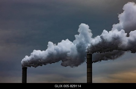 Pollution, industry, smoke pouring out of a factory chimney, Lenzing, Upper Austria, Austria-stock-foto
