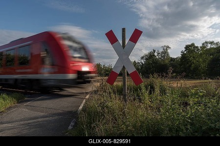 Unguarded level crossing with approaching train, Schnaittach, Middle Franconia, Bavaria, Germany-stock-foto