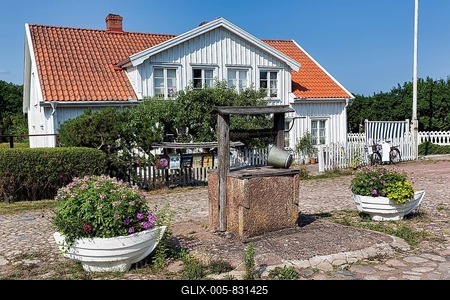 Old fountain on the market square, idyllic village Pataholm in summer, Mönsterås, Kalmarsund, Småland, Sweden-stock-foto
