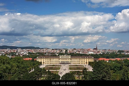 View of Schönbrunn Palace and city from Gloriette, Schönbrunn, Vienna, Austria-stock-foto
