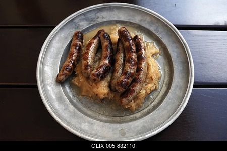 Six Nuremberg sausages with sauerkraut served on a pewter plate, Nuremberg, Middle Franconia, Bavaria, Germany, Europe-stock-foto
