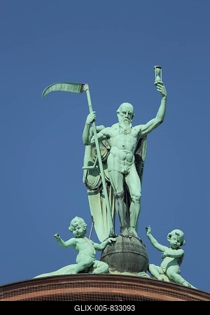Sculptures Figures Chronos with sickle and putti, Greek, mythology, on the roof at Senckenberg Naturmuseum, Senckenbergmuseum, Museum, Westend, Main, Frankfurt, Hesse, Germany-stock-foto