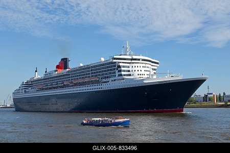 Queen Mary 2 on River Elbe, Landungsbrücken, Hamburg, Germany-stock-foto