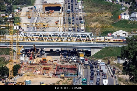 Permanent roadworks on the A8 motorway between Stuttgart and Karlsruhe with traffic jams. Six-lane widening of the A8 motorway near Pforzheim. Construction site at the Enz valley crossing. Railway bridge with InterCity. Pforzheim, Baden-Württemberg, Germany-stock-foto