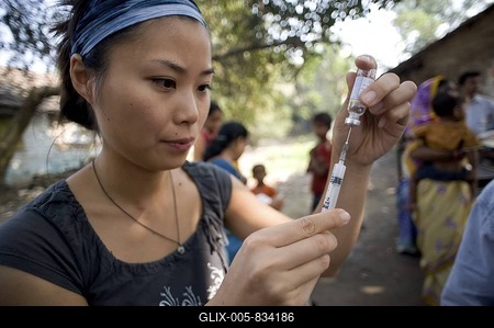 Employee of the German Doctors for Developing Countries preparing a syringe at a vaccination campaign, in Calcutta, Kolkata, West Bengal, India, Asia-stock-foto