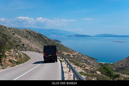 Scenic road with a motorhome and breathtaking sea view, camper, mountain road towards Stara Ba嗅a, Stara Baska, Altweschke, Primorje-Gorski kotar, Croatia-stock-foto