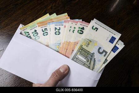 Envelope full of money, symbolic photo of pay packet, bribery-stock-foto
