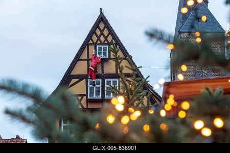 Historic half-timbered house with Father Christmas, Christmas lights, Quedlinburg, Saxony-Anhalt, Germany-stock-foto